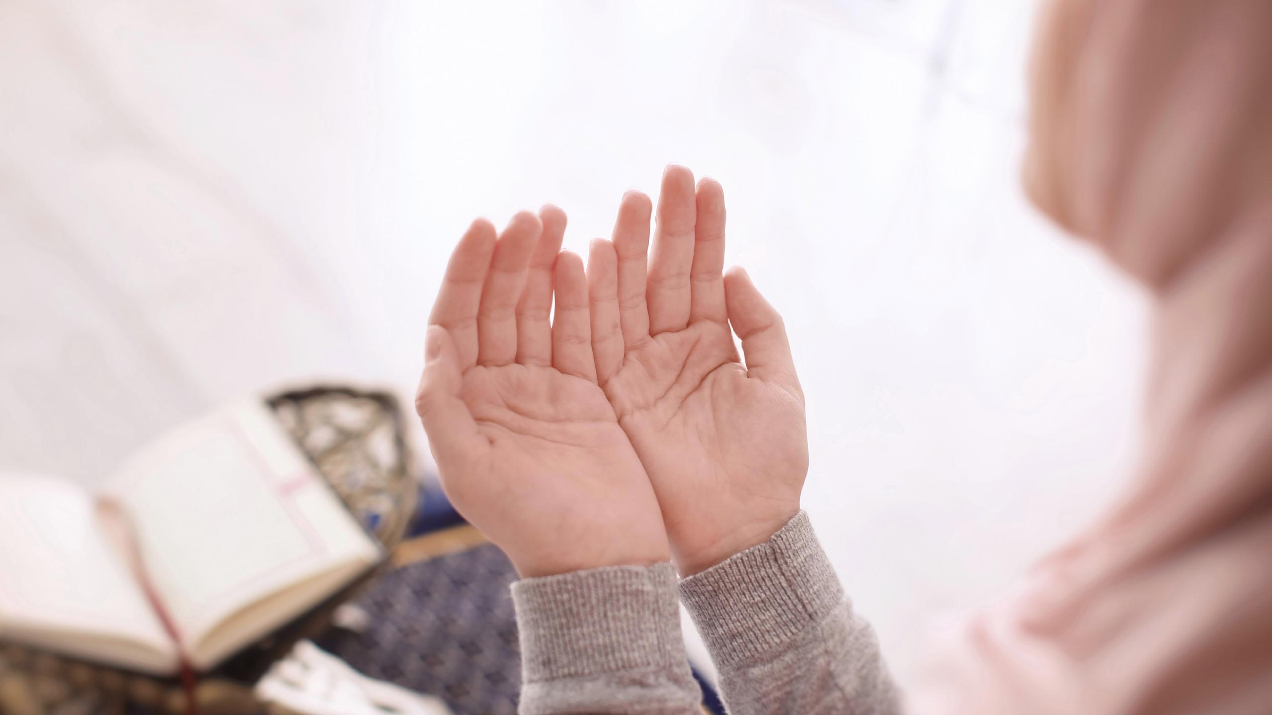 muslim prayer hands of kids